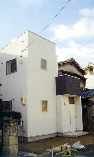 白い箱の連なる外観