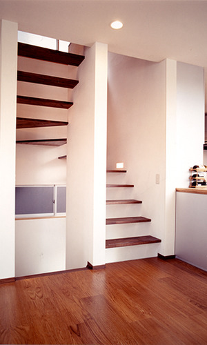 スリット状の風通しの良い階段