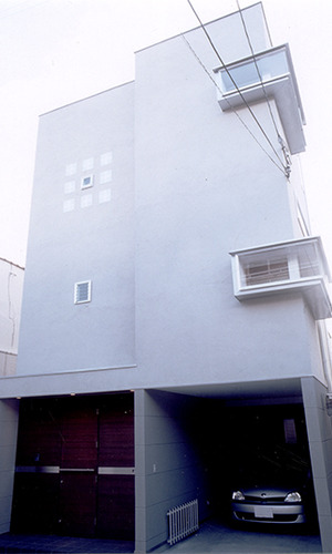 高さのあるコンパクトな外観