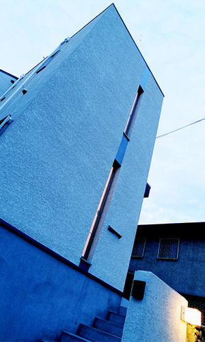 部屋の灯りを逃さない外観