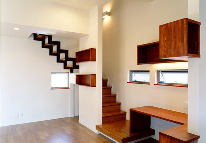 木材の収納BOXが並ぶリビング