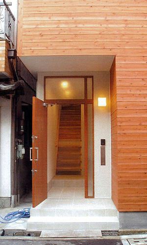 木製のサイディングが印象的な外観