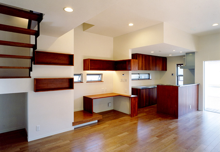 白壁と木材のコントラスト