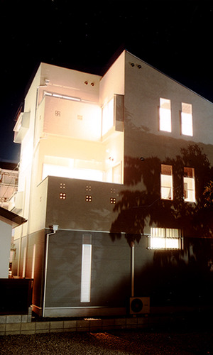 部屋の灯りが溢れる裏側から見る外観