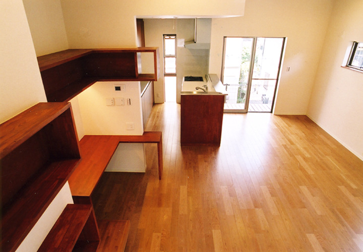 階段からリビングを見下ろす