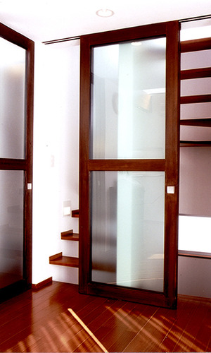 空間の広がりを感じるすりガラス