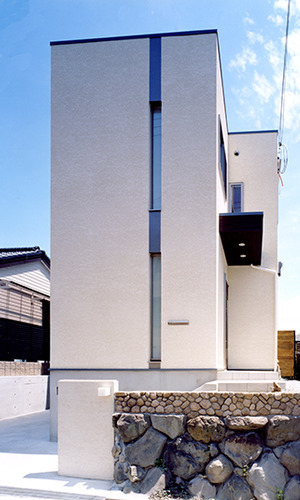 プライバシーを守る全面道路からの眺め