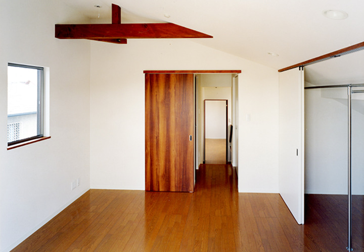 勾配屋根を利用した収納スペース