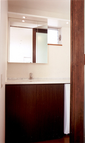 シンプルでスッキリとした洗面室