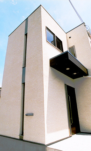 前面のアプローチに繋がるポーチ