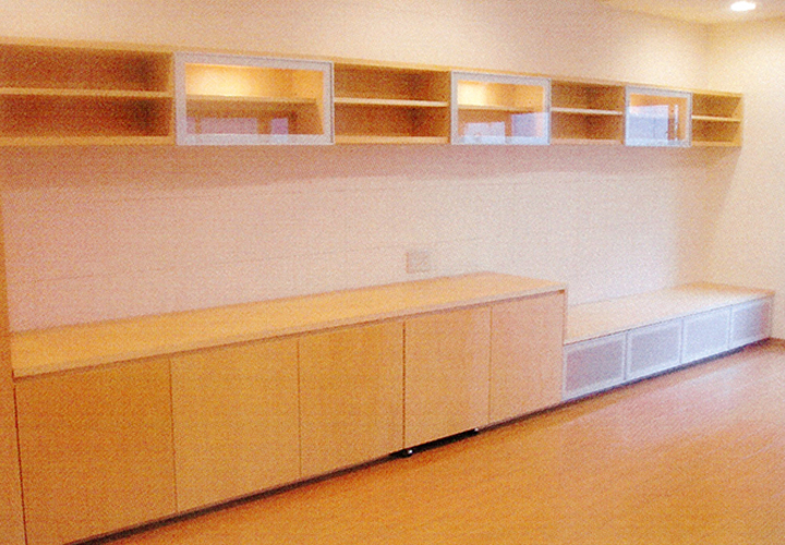 壁一面に収納スペースを配置