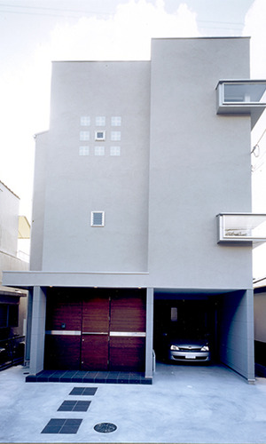 9つ並ぶ小窓がアクセントの外観