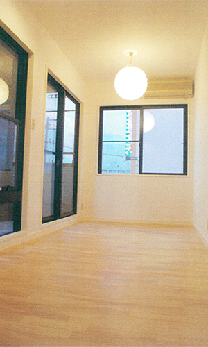 デザイン照明がアクセントのリビング