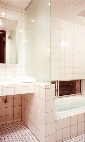 全面タイル張りのモダンな浴室