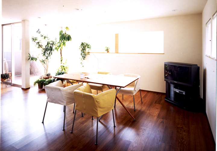 多方向から光の差すリビング