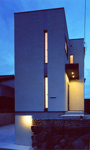 光の筋が縦に通る夕景外観