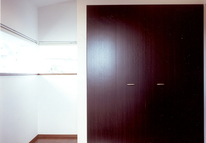 落ち着いたトーンの室内