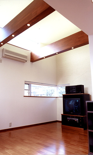 梁の上からトップライトの光が注ぐ