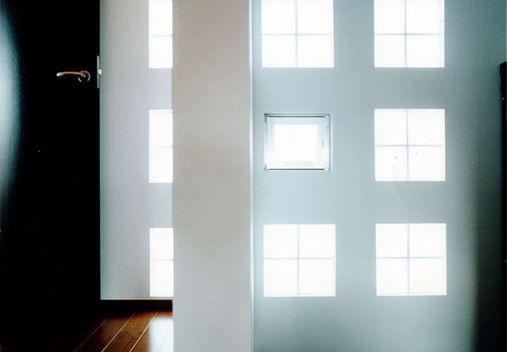 光を採りこむ整列した9つの小窓