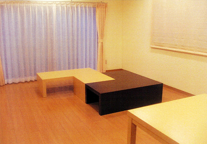 省スペースかつファッショナブルなL字テーブル