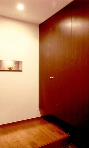 収納スペースを広く取った玄関ホール