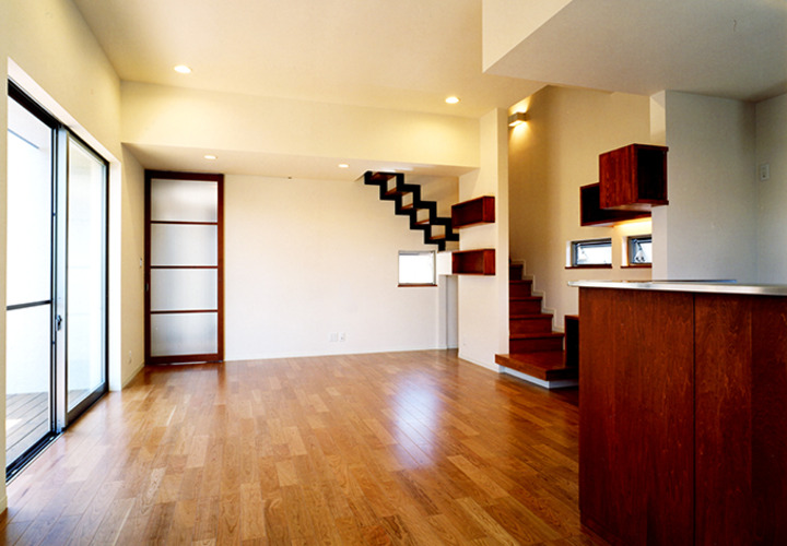 キッチンからリビングを眺める