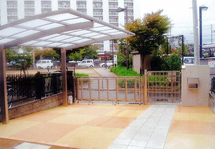 玄関先からの駐車スペースを見る