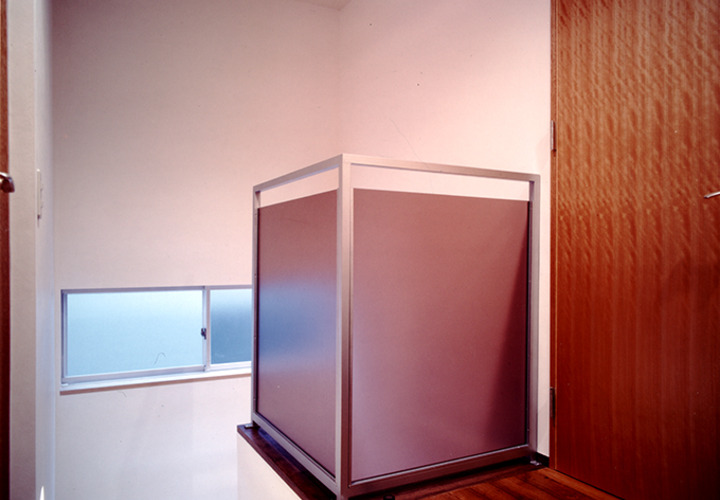 天井高のある明るい階段室