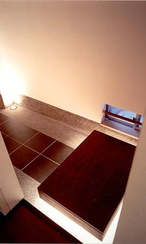 足元灯で浮いているような玄関ホール