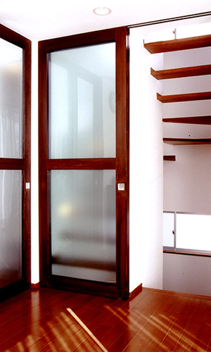 可動扉により雰囲気に変化をもたらす