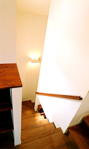 コの字に伸びる階段