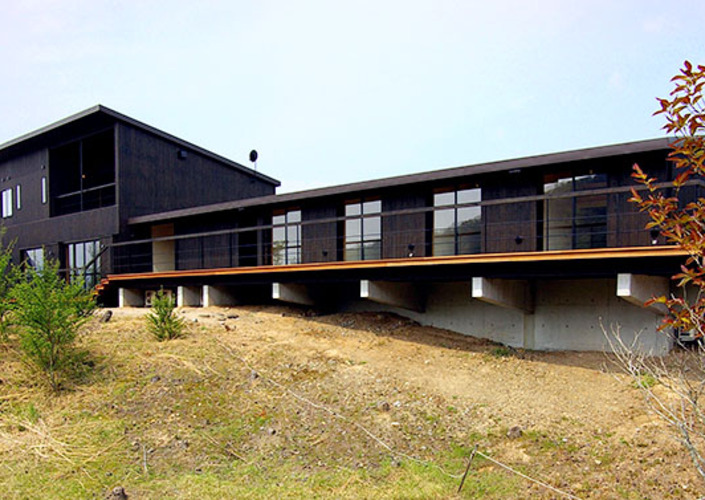 黒く染色した杉板張りの別荘