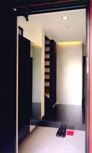 本棚が覗く玄関スペース