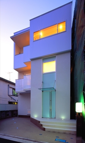 多様な光が漏れる外観