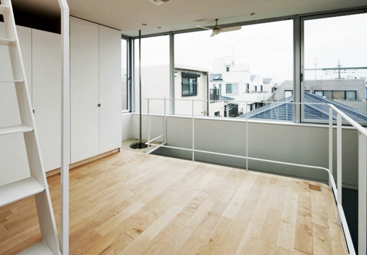 吹抜けに囲まれた寝室