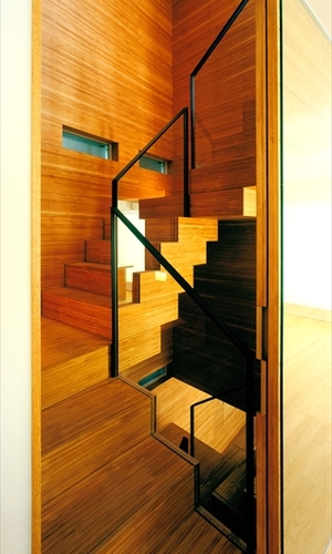 黒色の手すりがアクセントの階段