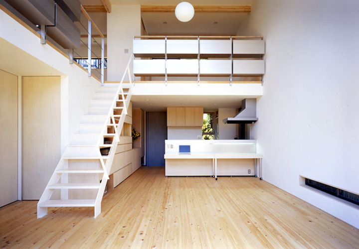 伸びやかな吹抜を活かした一室空間