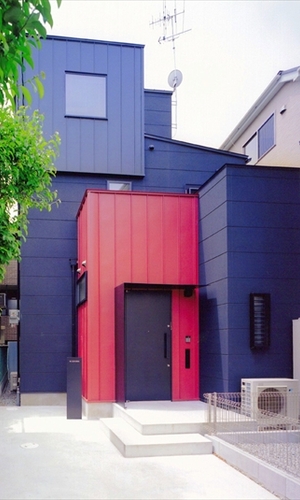 アクセントカラーが目を引く外観