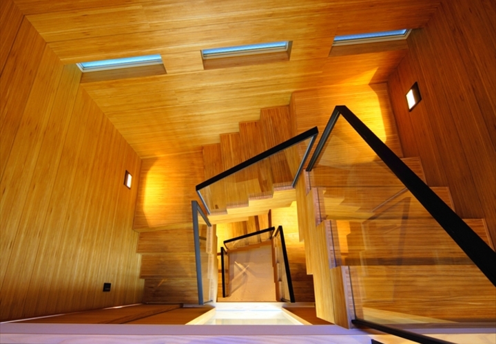 温かみのある木質の階段を照らすフットライト