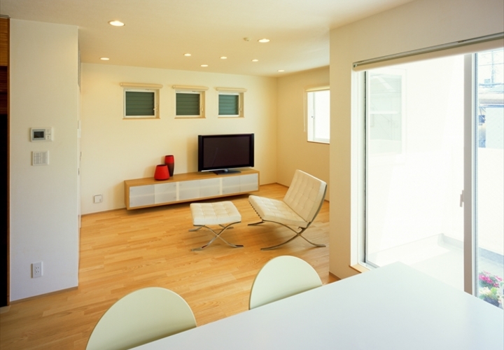 シンプルにくつろぐリビング