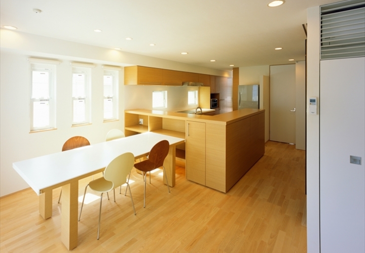 明るい光が入るダイニングスペース