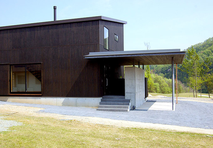 大きな庇で迎え入れる