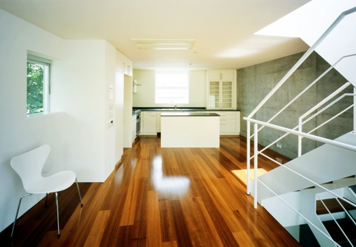 階段を通して上部からも光が差し込むLDK