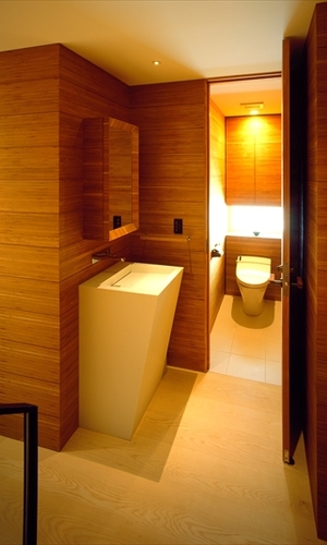 温かいライトが迎えるトイレと洗面スペース