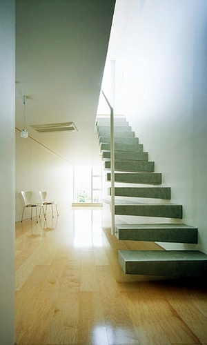 上から差し込む光で幻想的に見える階段