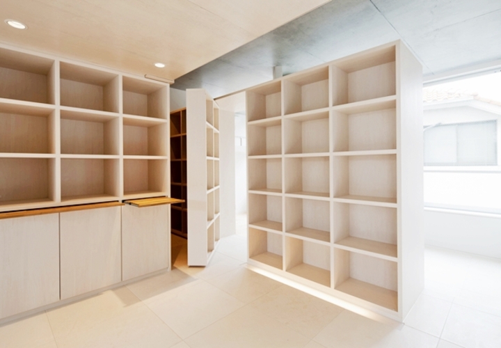 可動家具で仕切られた寝室