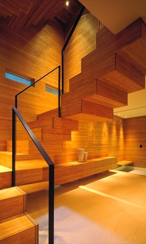 積み木を組立てたような階段