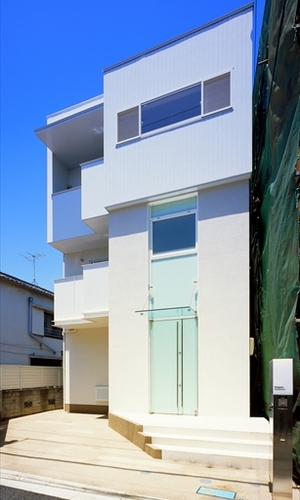 外観と内観のギャップを楽しめる狭小住宅