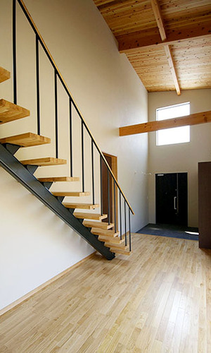 吹き抜けのある玄関ホール