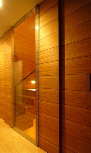 落ち着いた木質の内観